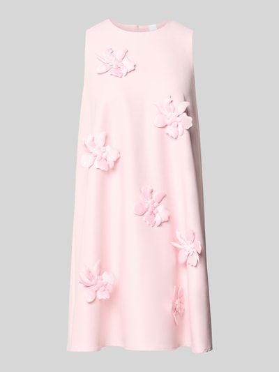 Frauenmodel trägt Regular Fit Minikleid mit Viskose-Anteil Modell 'Astra' von YAS, rosa, florale Applikationen, Ärmelloses-Design, Rundhalsausschnitt, glatte Textur, Ganzkörperansicht von vorne, Rückenlänge bei Größe 36: 84 cm, Brustweite bei Größe 36: 49 cm, Elastischer-Material-Mix.