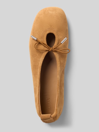 Produktfoto, balerina z naturalnej skóry model 'Rosalind' od ALOHAS, kolor jasnobrązowy, zaokrąglony czubek, ozdobna kokarda, wysokość obcasa w rozmiarze 40: 1 cm, wysokość cholewki w rozmiarze 40: 7 cm, szerokość cholewki w rozmiarze 40: 16 cm