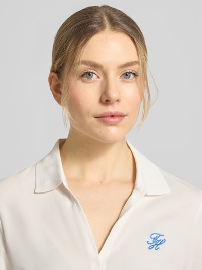 Frauenmodel trägt Regular Fit Freizeitkleid aus Baumwoll-Mix von Tommy Hilfiger in Unifarbe, Polokragen, Logo-Stitching, Nahaufnahme Oberkörper.