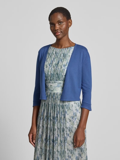 Frauenmodel trägt Bolero aus Viskose-Mix mit 3/4-Arm von Vera Mont, Regular Fit, offene Front, Rückenlänge 41 cm, Ganzkörperansicht von vorne.