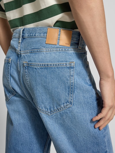 Mannenmodel draagt Jeans im Used-Look Modell 'Type 2' van Wood Wood, relaxed fit, katoen, blauwe wassing, detailopname achterkant