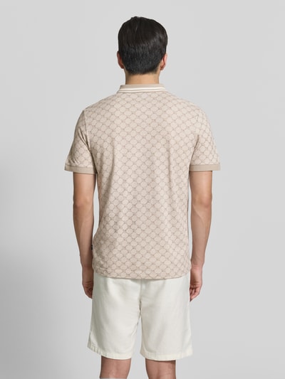 Männermodel trägt Regular Fit Poloshirt mit Logo-Muster Modell 'Jessino' von JOOP! Collection aus reiner Baumwolle, helle Farbtöne, Rückenlänge bei Größe M: 69 cm, Ganzkörperansicht Rückansicht.