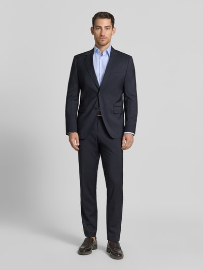Männermodel trägt Slim Fit Anzugsakko aus reiner Schurwolle Modell 'H-HUGE-263' von BOSS, dunkelblau, Allover-Muster, Ganzkörperansicht von vorne.