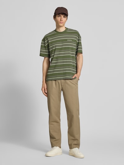 Męski model nosi Relaxed Fit Chino aus Baumwolle-Leinen-Mix Modell 'FILIP RELAXED' od Marc O'Polo Denim, efekt: jednolity kolor, krój relaxed fit, naszywka z logo, szlufki na pasek, zapięcie na guzik i zamek błyskawiczny, elastyczny ściągacz, mieszanka bawełny i lnu; całopostaciowy widok z przodu.