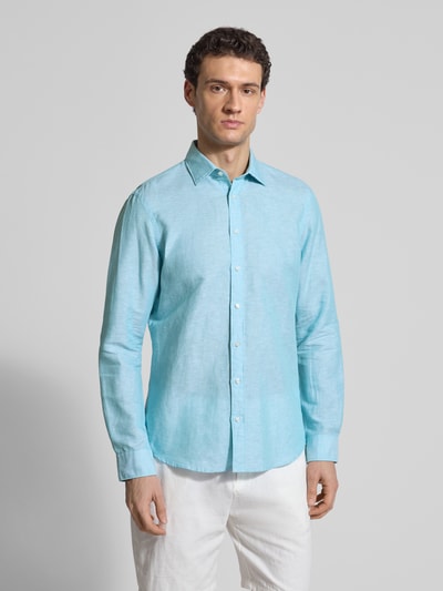 Männermodel trägt Regular Fit Freizeithemd aus Leinen-Mix von Jake*s in Hellblau, glatte Textur, Kentkragen, Ganzkörperansicht von vorne. Rückenlänge 75 cm, Schulterbreite 50 cm, Ärmellänge 66 cm, Baumwoll-Anteil erkennbar.