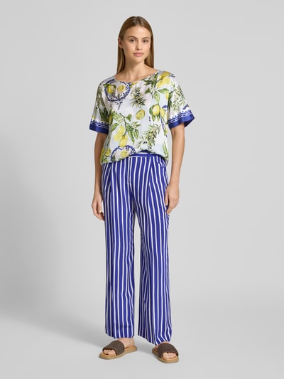 Frauenmodel trägt Hose aus Viskose im Allover-Look von Marc Cain, weites Bein, blau-weiß gestreift, Eingrifftaschen, Ganzkörperansicht von vorne.