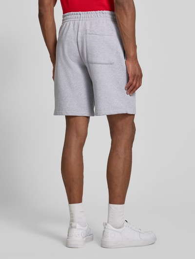 Mannelijk model draagt Relaxed Fit Sweatshorts uit katoenmix van Lacoste in lichtgrijs met gladde textuur, heren Sweatshorts, volledig achteraanzicht