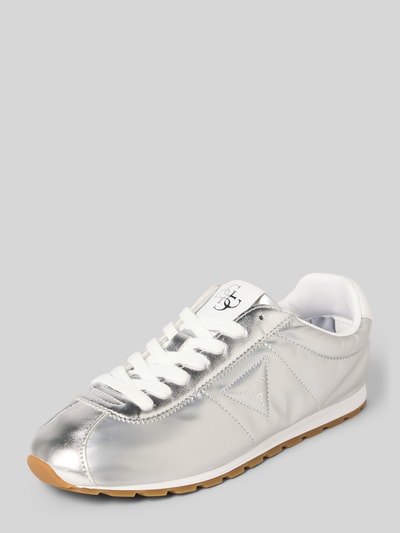 Produktfoto, Sneakersy z detalem z logo model 'Tiah' od GUESS, zaokrąglony krój, profilowana podeszwa, wysokość obcasa w rozmiarze 40: 2 cm, wysokość cholewki w rozmiarze 40: 7 cm, szerokość w rozmiarze 40: 8 cm