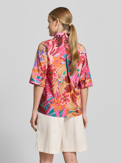 Frauenmodel trägt Bluse mit verdeckter Knopfleiste und 1/2-Arm von Milano Italy aus Baumwoll-Mix mit Stretch-Anteil, bunte Muster, Ganzkörperansicht Rückansicht.