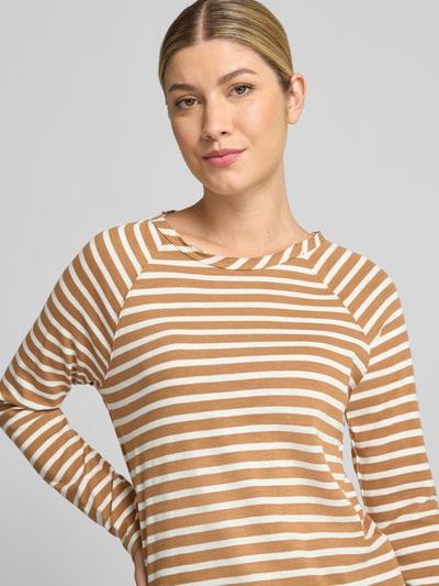 Vrouwenmodel draagt shirt met lange mouwen met bruine en witte strepen van puur katoen, recht model, ronde hals, afgeronde zoom, ruglengte bij maat S 63 cm van Smith and Soul, detailopname bovenlichaam.