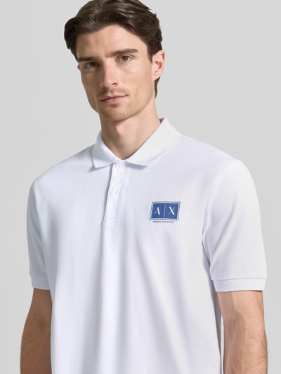 Männermodel trägt Regular Fit Poloshirt mit knoopsluiting van ARMANI EXCHANGE, mix van katoen en elastaan, labelprint, mouwboordjes, wit, nahaufnahme oberkörper.