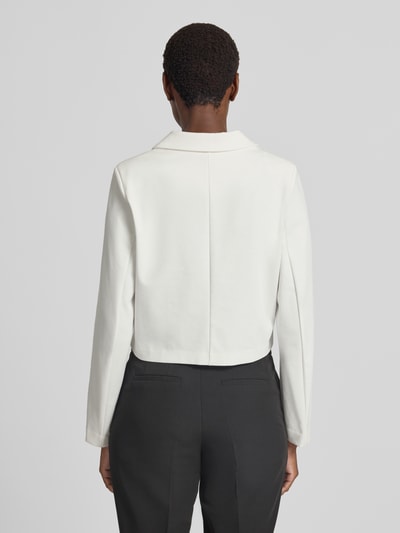 Frauenmodel trägt Regular Fit Blazer mit Viskose-Anteil Modell 'BYRIZETTA' von b.young in Weiß, Material-Mix, Rückansicht Ganzkörperansicht.