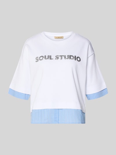 Produktfoto, T-Shirt mit Paillettenbesatz und Rundhalsausschnitt von Smith and Soul, damski t-shirt z bawełny, pudełkowy krój, okrągły dekolt, cekinowe obszycie, lekko obniżona linia ramion, długość tyłu w rozmiarze S: 54 cm, biały z niebieskimi paskami, gładka tekstura, geometryczne kształty