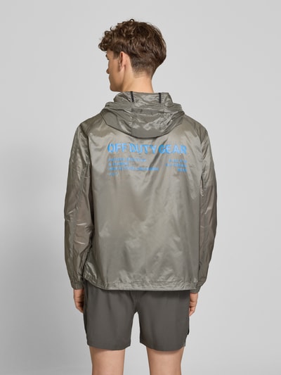 Männermodel trägt Herren Jacke mit Kapuze, Regular-Fit, Reißverschluss, Reißverschlusstaschen, Logo, Modell 'SABER JACKET 2.0' von HALO, Rückenlänge 71 cm, Schulterbreite 48 cm, Brustweite 60 cm, Ärmellänge 67 cm, Ganzkörperansicht Rückansicht.