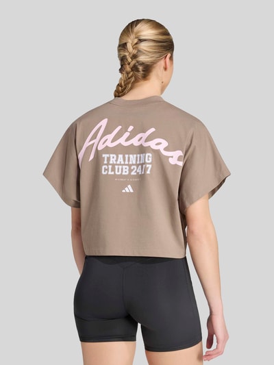 adidas Training t-shirt sportowy o luźnym kroju z mieszanki bawełny Szarobrązowy 3