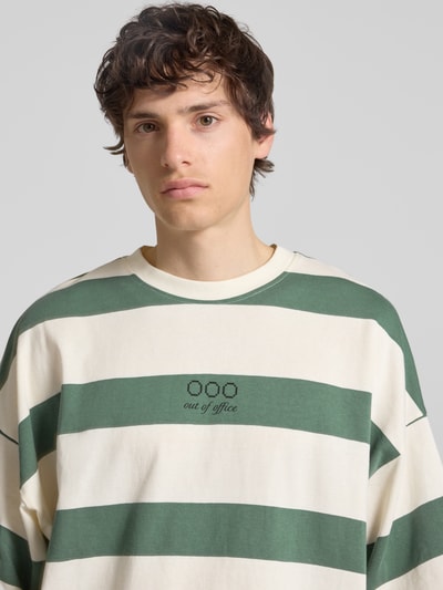 Männermodel trägt T-Shirt mit Streifenmuster Modell 'KAVEH' von Blend aus Reine Baumwolle im Relaxed-Fit mit Rundhalsausschnitt, Nahaufnahme Oberkörper.