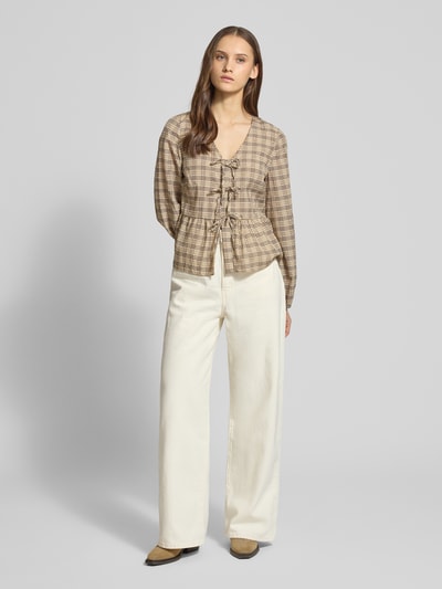 Frauenmodel trägt Slim Fit Langarmbluse aus Baumwoll-Mix von Marc O'Polo Denim, Gitterkaro, beige-braun, unifarben, Nahaufnahme Ganzkörperansicht von vorne.