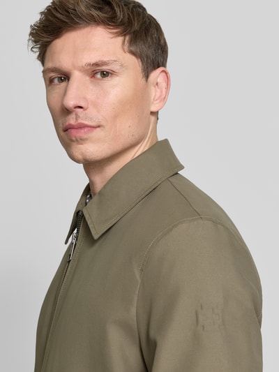 Mężczyzna model nosi Regular Fit Blouson mit Umlegekragen Modell 'LIGHT 2.0' od Strellson, kolor jednolity, z zamkiem, krój regular fit, napoleońska kieszeń i boczne kieszenie, zbliżenie górnej części ciała z przodu.