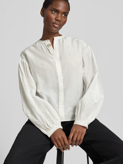 Vrouwenmodel draagt Regular Fit Bluse mit Ziersteinbesatz van Luisa Cerano in wit, ronde hals, knoopsluiting, ruglengte 66 cm, mouwlengte 56 cm, vooraanzicht bovenlichaam