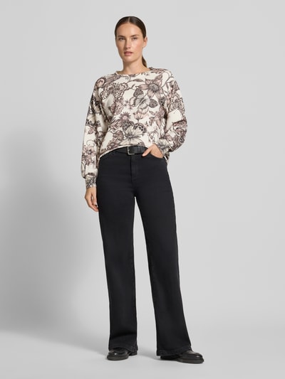Frauenmodel trägt Regular Fit Bluse aus Viskose-Mix von monari mit floralem Allover-Print, Rundhalsausschnitt, langärmelig, Ganzkörperansicht von vorne.