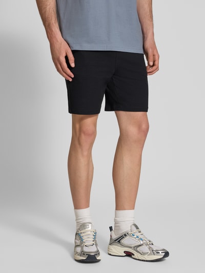 Männermodel trägt Loose Fit Sweatshorts aus Bio-Baumwoll-Mix Modell 'KIAN' von Only & Sons, Optik: Unifarben, Piqué-Struktur, seitliche Eingrifftaschen, elastischer Bundabschluss mit Tunnelzug, Label-Patch, Ganzkörperansicht von vorne.