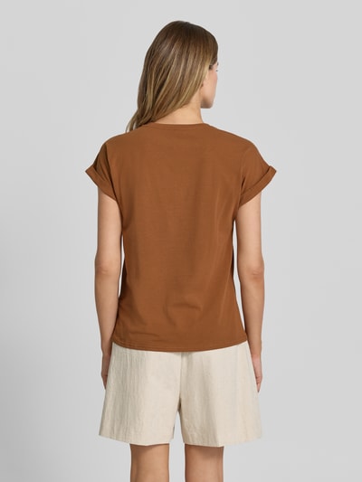 Frauenmodel trägt Damen T-Shirt mit Motiv-Print Modell 'RINA' von Soyaconcept, Baumwoll-Elasthan-Mix, Regular-Fit, Rückenansicht, Ganzkörperansicht Rückansicht.