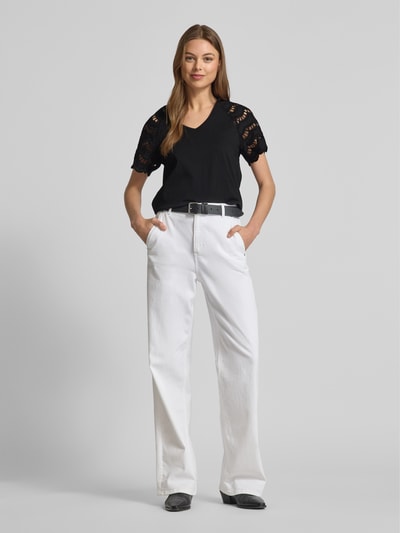 Vero Moda T-shirt o kroju regular fit z ażurową koronką model ‘BLASY’ Czarny 1