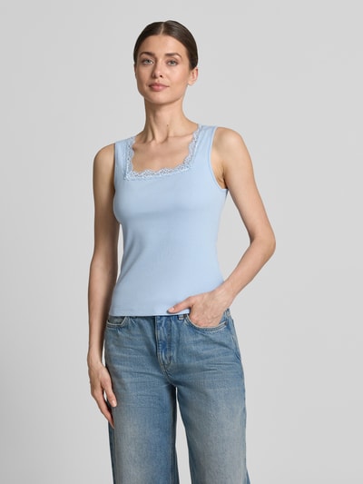Frauenmodel trägt Regular Fit Top mit Spitzenbesatz von Jake*s Casual, hellblau, ärmelloses Design, Körpernahe Passform, Ganzkörperansicht von vorne. Rückenlänge bei Größe S: 37 cm.