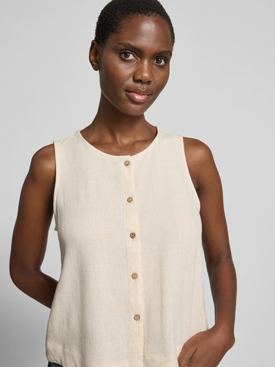 Vrouwenmodel draagt Bluse aus Viskose-Mix mit Knopfleiste van Jake*s Casual, mix van viscose en linnen, straight fit, ronde hals, knoopsluiting, ruglengte maat 36 47 cm, nahaufnahme bovenlichaam.