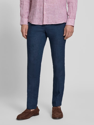 Männermodel trägt Leinenhose mit französischen steekzakken Modell 'Tomte' van Carl Gross in straight fit, donkerblauw, zuiver linnen, voorkant, nahaufnahme onderlichaam