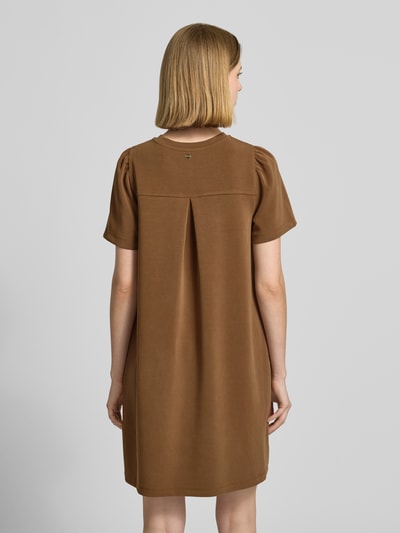 Frauenmodel trägt T-Shirt-Kleid aus Modal-Mix mit Rundhalsausschnitt von Rich & Royal in Braun, Gerader-Schnitt, Minikleid, Rückenansicht