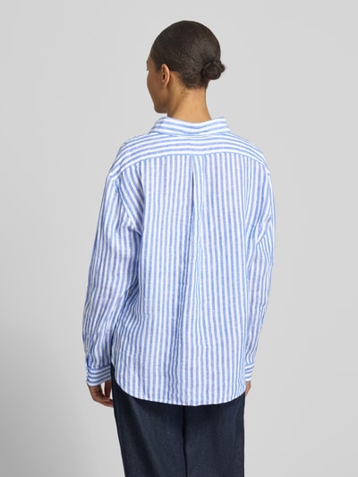 Frauenmodel trägt Boxy Fit Leinenbluse mit Allover-Muster von Polo Ralph Lauren, gestreift in Blau-Weiß, Hemdblusenkragen, Langarm, Manschette, Rumpfabschluss abgerundet, Material: reines Leinen, Ganzkörperansicht Rückansicht.