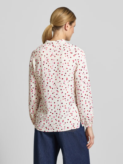 Frauenmodel trägt Regular Fit Bluse aus reiner Viskose mit Schlüsselloch-Ausschnitt von ETERNA, gepunktetes Muster, Langärmelig, Rückenlänge 62 cm, Ärmelabschlüsse eingefasst, Ganzkörperansicht Rückansicht.
