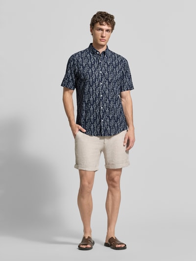 Männermodel trägt Regular Fit Freizeithemd mit Button-Down-Kragen von Lerros im Allover-Look, Baumwoll-Elasthan-Mix, Ganzkörperansicht von vorne
