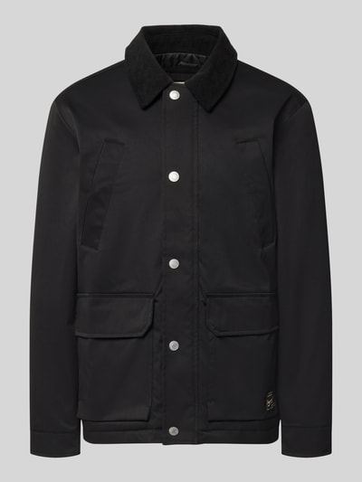 Produktfoto, schwarze Regular Fit Jacke in Stepp-Optik von JACK & JONES mit Umlegekragen in Cord-Optik und aufgesetzten Taschen