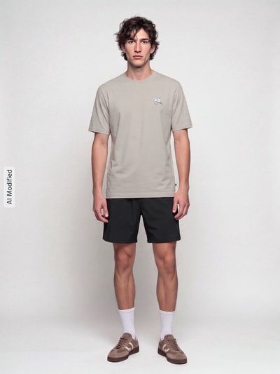 adidas Sportswear Regular Fit T-Shirt mit kleinem Socken-Print Beige 1