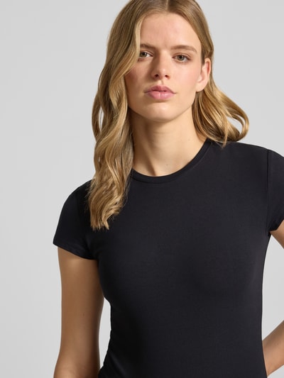 Frauenmodel trägt T-Shirt mit Rundhalsausschnitt von REVIEW, Baumwoll-Elasthan-Mix, Slim-Fit, Damen T-Shirt, Rückenlänge 51 cm, Nahaufnahme Oberkörper.