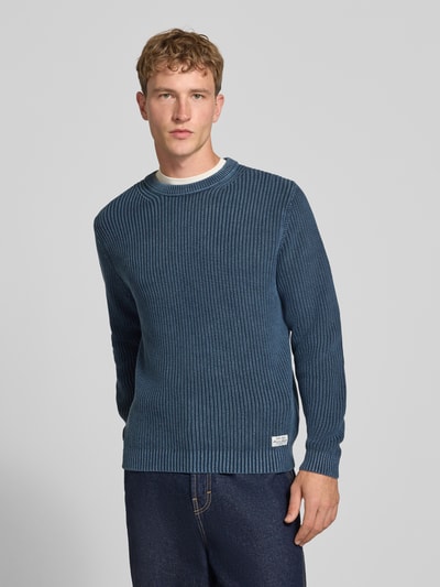 Männermodel trägt Regular Fit Pullover aus reiner Baumwolle Modell 'DORIAN CREW' von Pepe Jeans in Dunkelblau, Ganzkörperansicht von vorne. Herren Pullover von Pepe Jeans