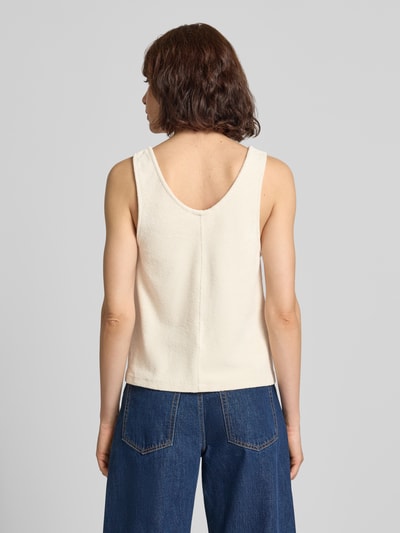 Frauenmodel trägt cremeweißes, ärmelloses Top aus Frottee mit Label-Stitching, Top aus Frottee mit Label-Stitching Modell 'FUXOW' von American Vintage, Regular Fit, Rundhalsausschnitt, reine Baumwolle, Textur sichtbar, Ganzkörperansicht Rückansicht.