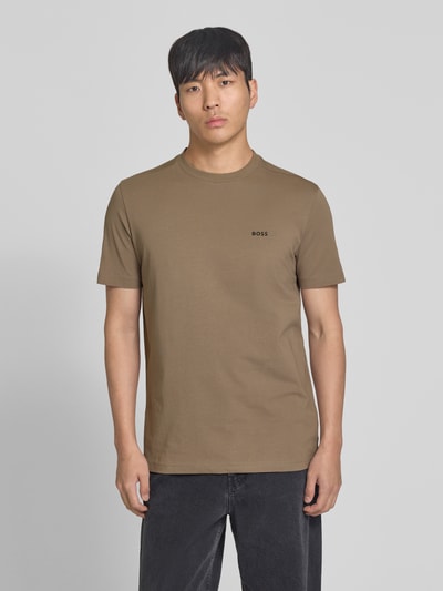 Männermodel trägt Regular Fit T-Shirt aus Baumwoll-Mix Modell 'TEE' von BOSS Green, Optik: Unifarben, Label-Print, Ganzkörperansicht von vorne.