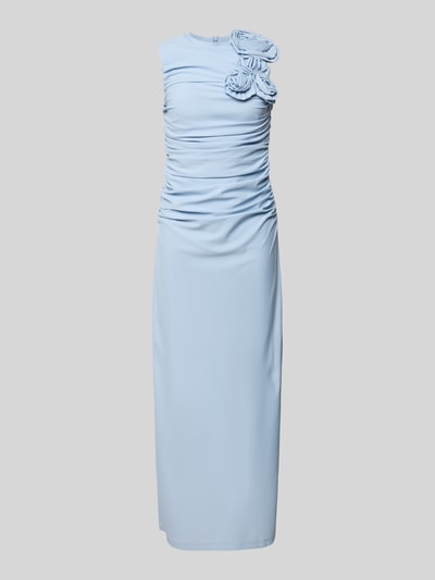 Produktfoto, hellblaues Cocktailkleid mit floralen Applikationen Modell 'DONA' von YAS aus Satin, Körpernaher-Schnitt, Midikleid, Drapierungen, Rundhalsausschnitt, Rückenreißverschluss