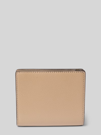 Produktfoto, portfel Portemonnaie mit Label-Detail Modell 'CAMELIA' von FURLA w kolorze beżowym, tekstura skóry, główna przegroda z zamkiem błyskawicznym, detal z logo, model damski, wpuszczane przegródki