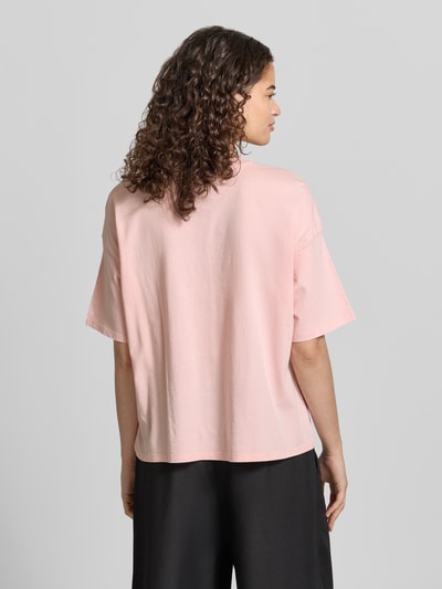 Frauenmodel trägt Boxy Fit T-Shirt aus reiner Baumwolle Modell 'LUCY' von Only in Rosa, Optik: Unifarben, Ganzkörperansicht Rückansicht.
