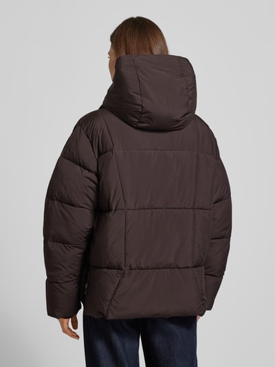 Frauenmodel trägt Steppjacke mit Kapuze und Reißverschluss von Smith and Soul in Dunkelbraun, gesteppt, Regular-Fit, Rückenlänge 66 cm, Schulterbreite 42 cm, Brustweite 50 cm, Ärmellänge 68 cm, Eingrifftaschen, Ganzkörperansicht Rückansicht.