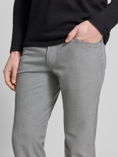 Männermodel trägt Hose mit Eingrifftaschen Modell 'Chuck' von Brax in Grau, Material-Mix mit Viskose-Anteil, Regular-Fit, Nahaufnahme Oberkörper.