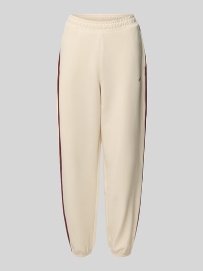 Produktfoto, Jogpants mit Logo Modell 'JASMINE' von Guess Activewear w kolorze kremowym z bordowymi paskami po bokach, materiał z dodatkiem lyocellu, krój regular fit, kieszenie boczne, długość nogawki wewnętrznej 69 cm w rozmiarze S