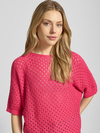 Frauenmodel trägt Strickshirt mit U-Boot-Ausschnitt Modell 'Ho44liday' von ZABAIONE in Pink, Reine Baumwolle, Gerader-Schnitt, Label-Detail, Nahaufnahme Oberkörper.