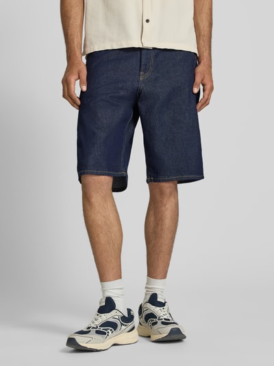 Männermodel trägt Jeansshorts im 5-Pocket-Design Modell 'ALEX' von Jack & Jones aus reiner Baumwolle, Straight Fit, Dunkelblau, Ganzkörperansicht von vorne, Bundweite 44 cm, Innenbeinlänge 30 cm.
