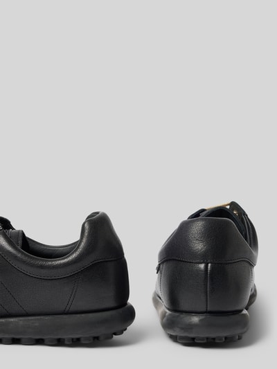 Produktfoto, Sneaker aus echtem Leder Modell 'Ariel' von Camper, schwarze Farbe, abgerundete Passform, strukturierte Oberfläche, Herren Sneaker, Schnürverschluss, Absatzhöhe 3 cm, Schafthöhe 8 cm, Schaftweite 9 cm, Rückansicht