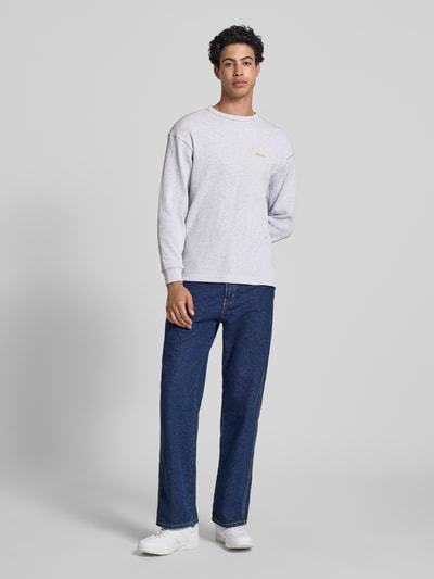 Mannenmodel draagt Longsleeve met Logo-Stitching van BLKVIS, katoen, loose fit, structuur, ronde hals, ruglengte 75 cm, full-body vooraanzicht.